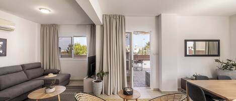 Smart-TV, fotballspill, bordtennis og bøker