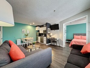 TV - Two bed condo in Parkway Palms Resort mins to Disney World. (Kissimmee)