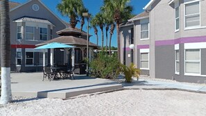 Outdoor dining - Two bed condo in Parkway Palms Resort mins to Disney World. (Kissimmee)