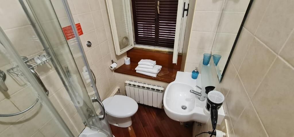 Economy Room, 1 Large Single Bed | Bathroom