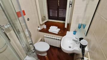 Economy Room, 1 Large Single Bed | Bathroom