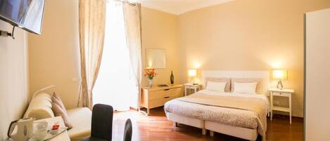 Quarto triplo clássico | Cofres nos quartos, escrivaninha, quartos à prova de som