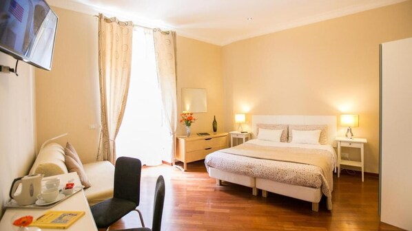 Classic Triple Room | In-room safe, desk, soundproofing, free WiFi - hotel martino ai monti (Rome)