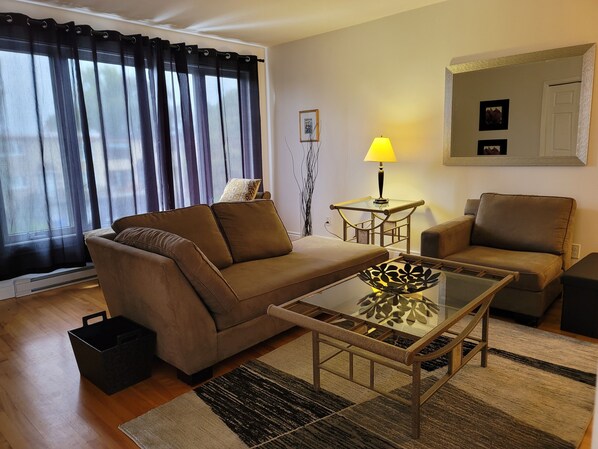 Living area - Bright & Specious 3 Bd Condo (Pointe-Claire)