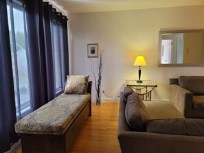 Living area - Bright & Specious 3 Bd Condo (Pointe-Claire)