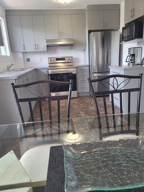 Fridge, microwave, oven, stovetop - Bright & Specious 3 Bd Condo (Pointe-Claire)