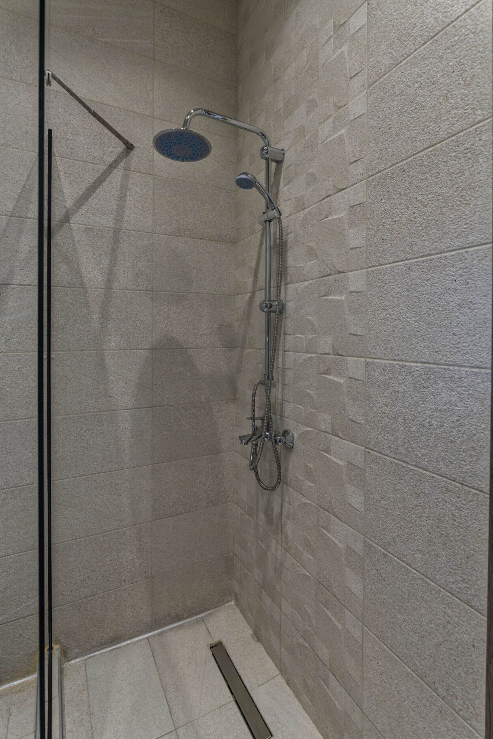 Douche, sèche-cheveux, serviettes fournies, savon