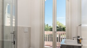 Douche, bidet, serviettes fournies