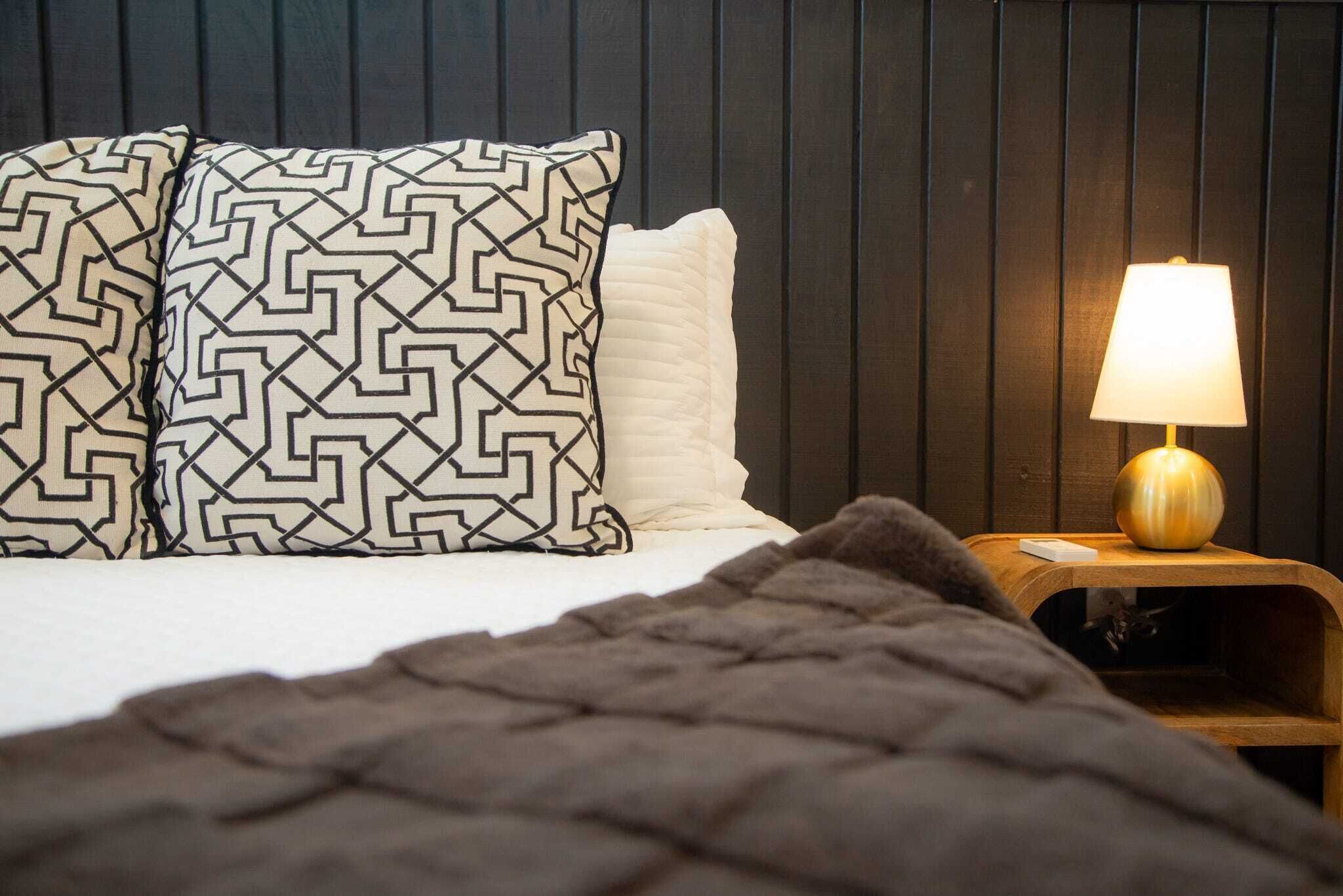 1 soverom, skrivebord, strykejern/-brett og reiseseng for barn