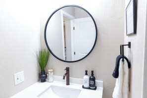 Een haardroger, handdoeken, zeep, toiletpapier