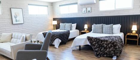 1 habitación, escritorio, tabla de planchar con plancha y cuna de viaje