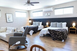 1 slaapkamer, een bureau, een strijkplank/strijkijzer, reisbedje