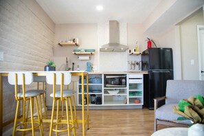 冷蔵庫、電子レンジ、コンロ、コーヒー / ティーメーカー