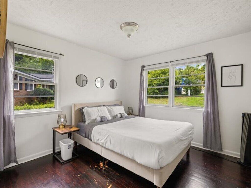 3 dormitorios, tabla de planchar con plancha, cuna de viaje