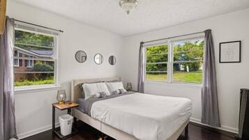 3 dormitorios, tabla de planchar con plancha, cuna de viaje