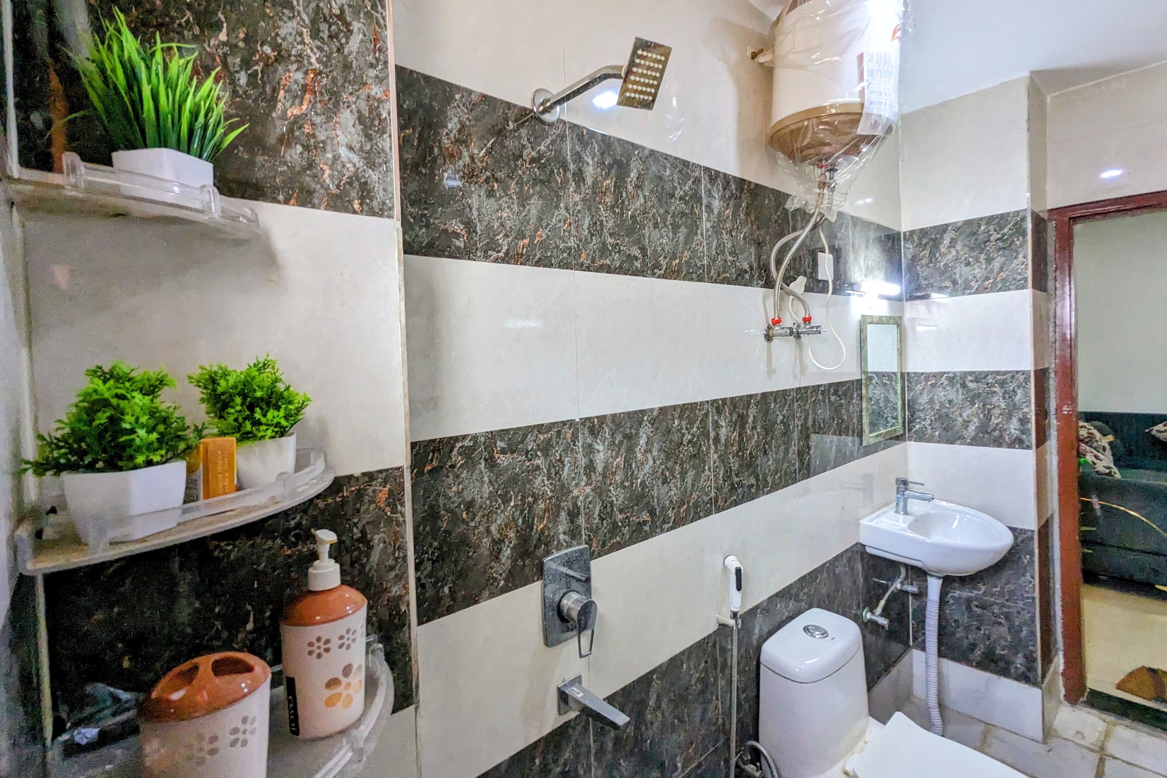 Douche, serviettes fournies, savon, papier toilette