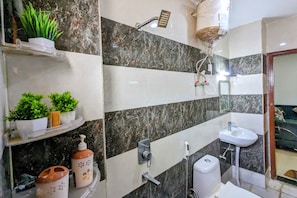 淋浴设施、毛巾、肥皂、卫生纸