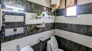Een douche, handdoeken, zeep, toiletpapier