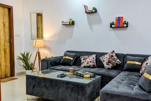 Living area - Cozy 2-bedroom apartment (Delhi)