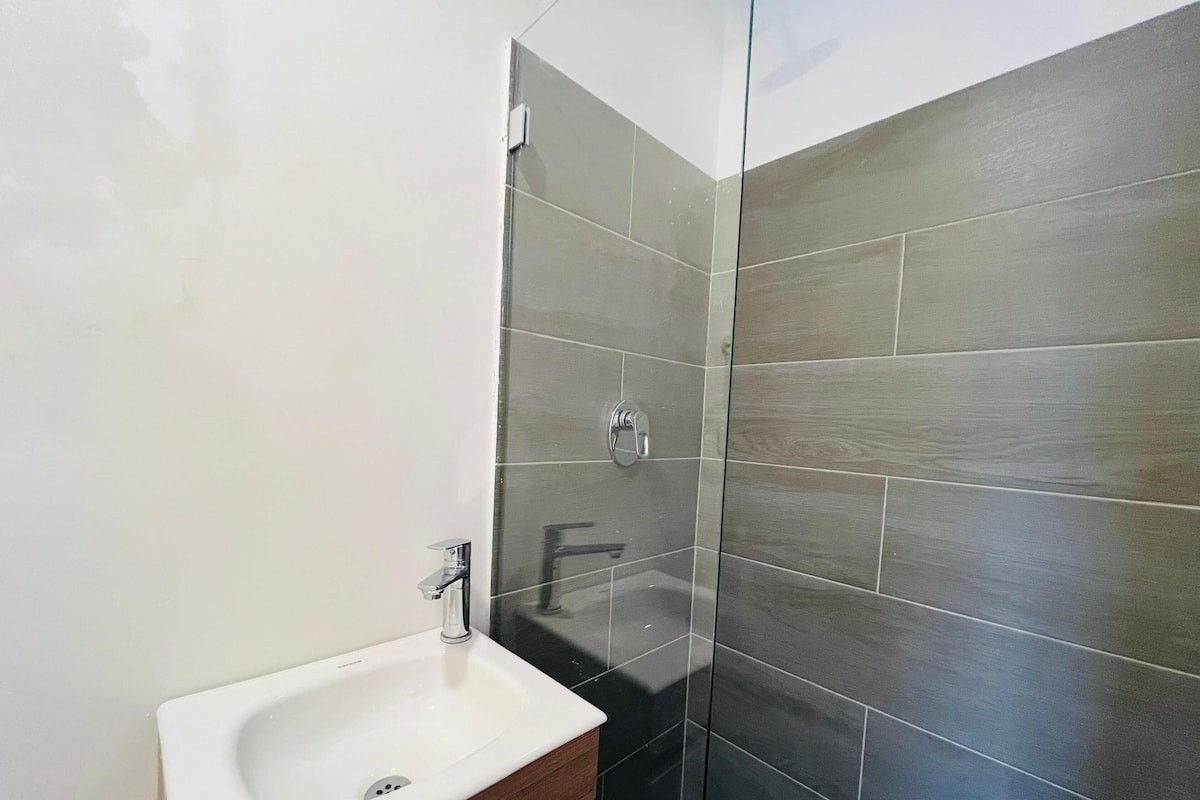 Deluxe Apartment | Bathroom