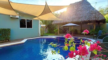 Una piscina al aire libre, una piscina climatizada