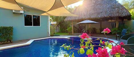 Alberca al aire libre y alberca climatizada