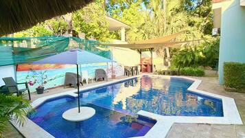 Una piscina al aire libre, una piscina climatizada