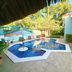 Una piscina al aire libre, una piscina climatizada