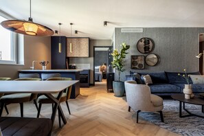 Un intérieur moderne comprenant un coin repas, une cuisine et un espace de vie.