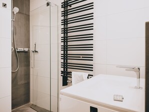 Bruser, gratis toiletartikler, hårtørrer, badekåber