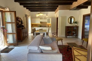 TV, fireplace - Villa Poggio Bettino by MMega (Civitanova Marche)