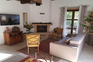 TV, fireplace