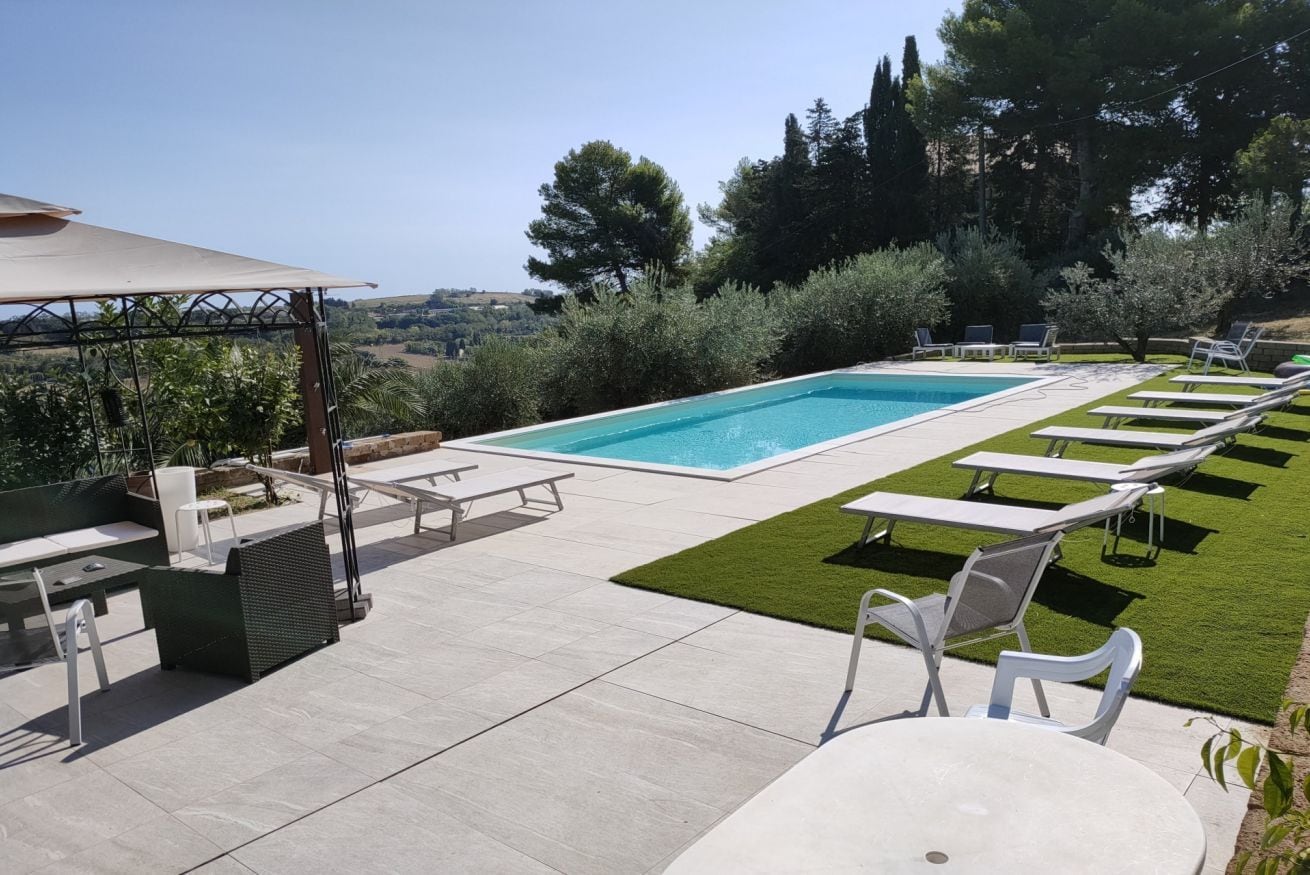Una piscina al aire libre
