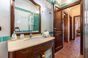 Shower, hair dryer, bidet, towels - Rokkaria Holiday House (Villasimius)