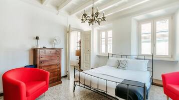 2 bedrooms, in-room safe, iron/ironing board, free WiFi