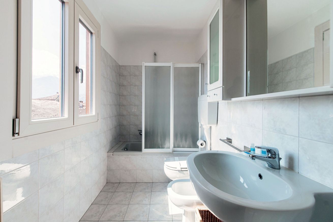 Assecador de cabells, bidet, tovalloles i sabó 