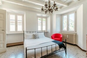 2 chambres, coffres-forts dans les chambres, fer et planche à repasser