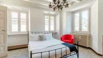 2 chambres, coffres-forts dans les chambres, fer et planche Ă repasser
