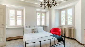 2 bedrooms, in-room safe, iron/ironing board, free WiFi
