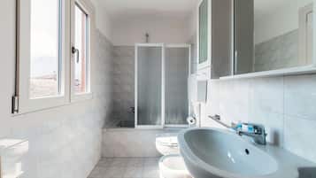 SĂšche-cheveux, bidet, serviettes fournies, savon