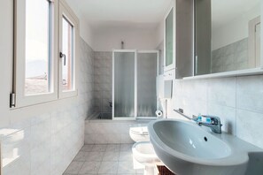 Een haardroger, een bidet, handdoeken, zeep