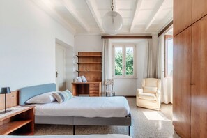 2 bedrooms, in-room safe, iron/ironing board, free WiFi - Historic apartment with lake view (Riflessi sul lago) (Gravedona)