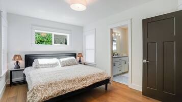 5 bedrooms, desk, iron/ironing board, travel crib