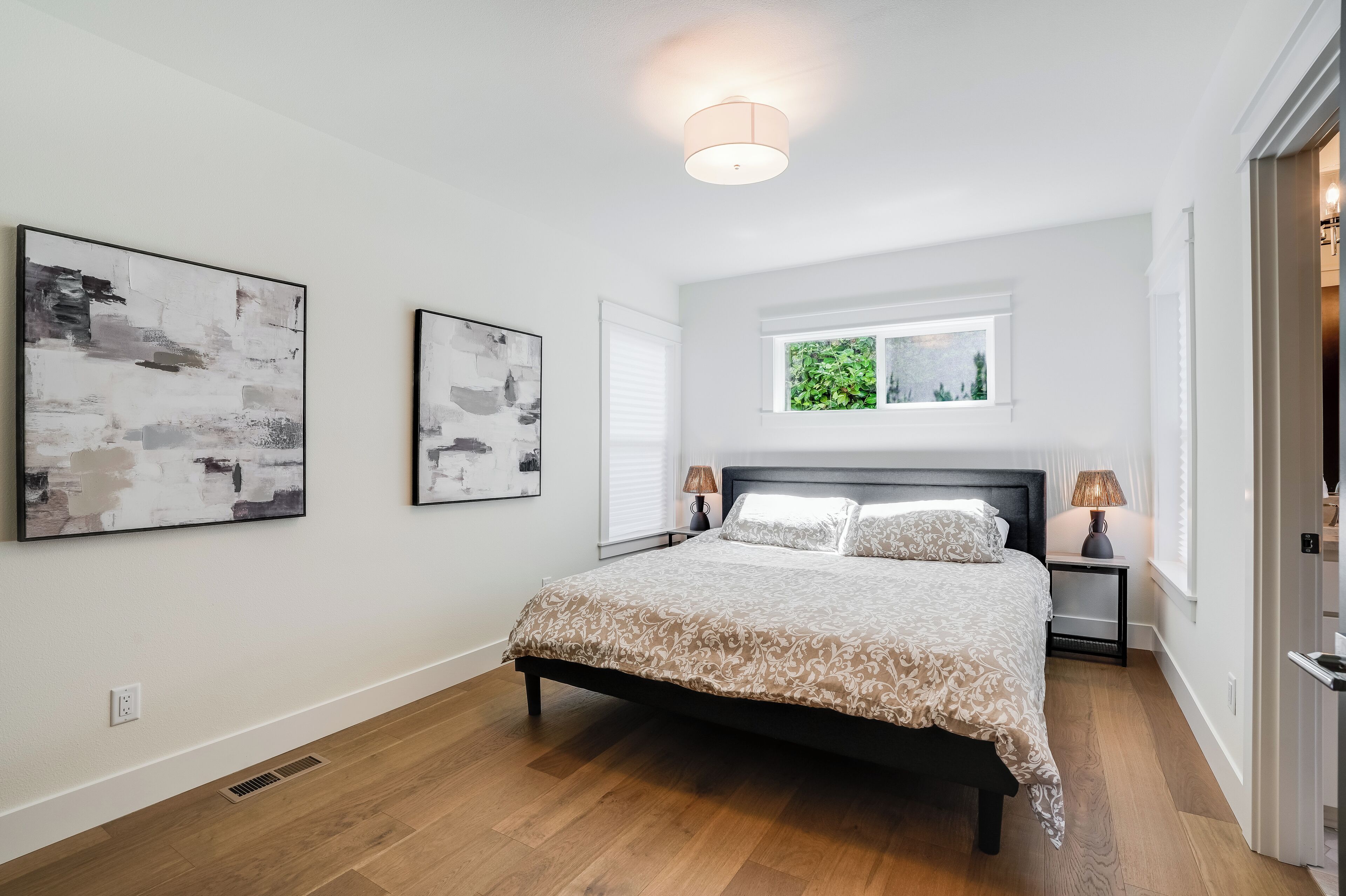 5 slaapkamers, een bureau, een strijkplank/strijkijzer, reisbedje