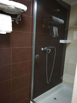 Apartament familiar, vistes a la ciutat | Bany | Assecador de cabells, tovalloles i paper higiènic