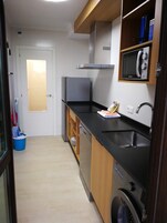 Apartamento familiar, vistas a la ciudad | Cocina privada | Frigorífico grande, microondas, placa de cocina y lavavajillas