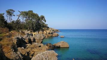 Ranta lähistöllä, valkoista hiekkaa