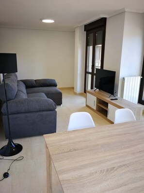 Apartament familiar, vistes a la ciutat | 3 dormitoris, escriptori, planxa i posts de planxar i wifi gratuïta 