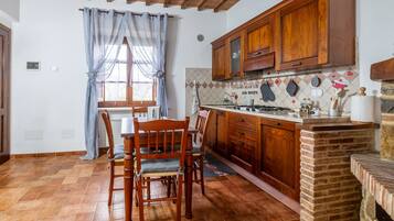 Frigorifero, piano cottura, macchina per tè/caffè