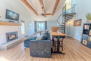 Téléviseur, foyer, bureau, écran d’ordinateur